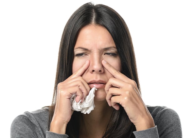 Une femme souffrant de congestion nasale